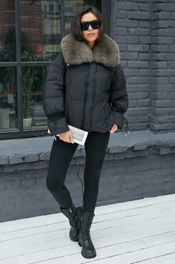 Короткий пуховик с мехом на капюшоне