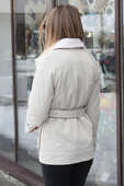 Модная женская куртка с накладными карманами