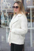 Белая куртка женская с накладными карманами