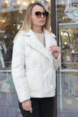 Белая куртка женская с накладными карманами