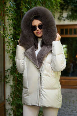 Зимний пуховик с мехом и накладными карманами