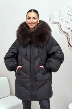 Стильный пуховик с мехом енота