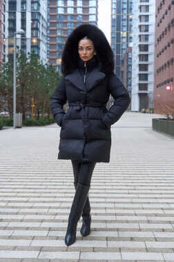 Теплый пуховик черного цвета с капюшоном